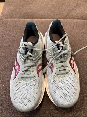 Saucony women’s size 10